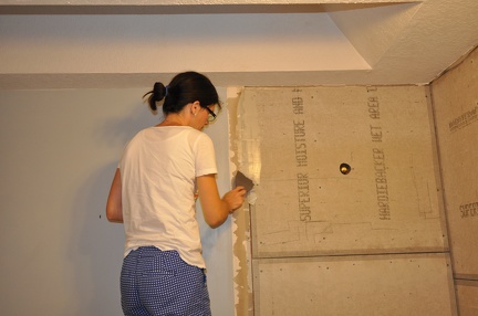 Erynn applying joint compound1